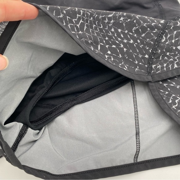 Lululemon Low Rise Pattern Printed Lined Shorts Athletic Sporty Running Size 4 - Picture 2 of 5